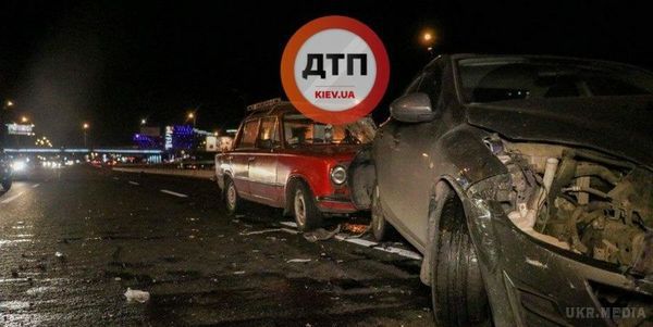 У Києві сталося жахливе потрійне ДТП. У Києві ввечері 15 жовтня сталося потрійне ДТП, у водія одного з автомобіля зламані ноги, ребра і пошкоджена голова.