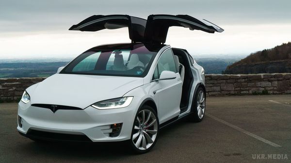 "Небезпечна" Tesla: компанія відкликає 11 тисяч кросоверів. Компанія відправить на позапланові ремонтні роботи автомобілі, випущені в період з 28 жовтня 2016 року по 16 серпня 2017 року.