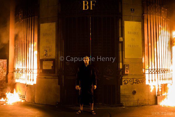 Російський митець Павленський підпалив Банк Франції, його затримали. У Парижі затримали російського художника Петра Павленського, відомого своїми публічними політичними перфоменсами.