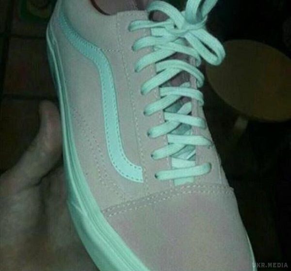 Більшість користувачів вважають, що цей кросівок бірюзово-сірий. Інші бачать тут тільки рожевий колір. Так ось де правда...