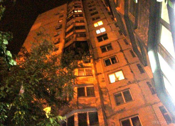 В Одесі горіла багатоповерхівка: фото. Людей евакуювали по сходах, пожежу гасили 38 чоловік та 12 одиниць техніки.