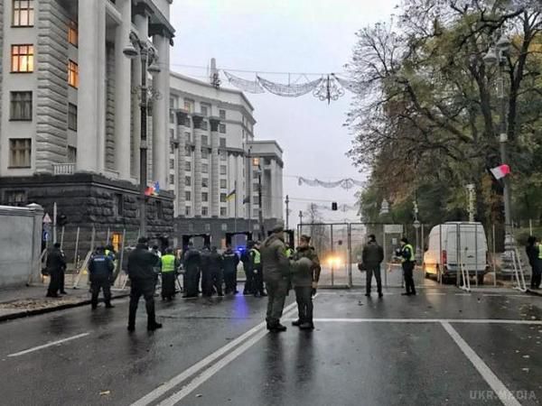 У Києві перекрито урядовий квартал, готуються масові мітинги (фото). Біля Кабінету міністрів стоять огорожі й рамки металошукача.