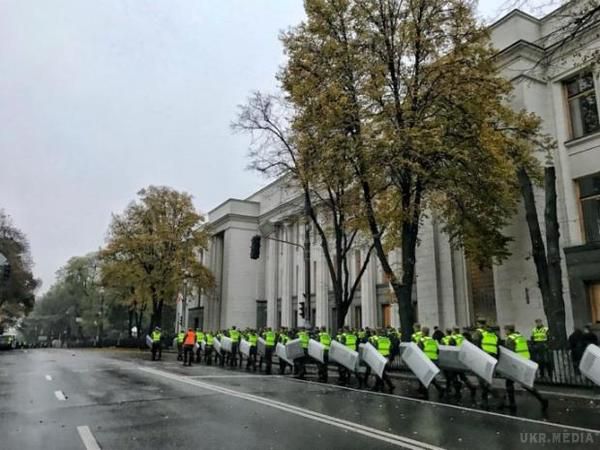 У Києві перекрито урядовий квартал, готуються масові мітинги (фото). Біля Кабінету міністрів стоять огорожі й рамки металошукача.