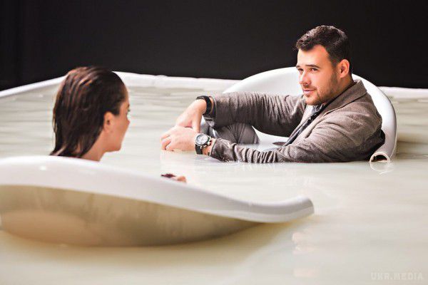 Ані Лорак сфотографували в ванній з чужим чоловіком. Українська співачка Ані Лорак і Емін разом лежать у ванні.
