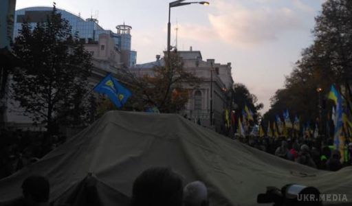 Активісти почали установку наметів на проїжджій частині вулиці Грушевського. Мітингарі ставлять намети, інші в розібраному вигляді лежать поруч.