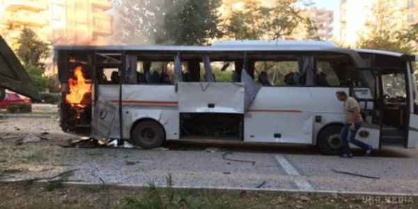 На півдні Туреччині в Мерсині підірвали автобус з поліцейськими. У вівторок, 17 жовтня, у провінції Мерсін на півдні Туреччини біля поліцейського автомобіля стався вибух.