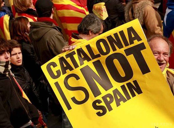 КС Іспанії визнав незаконним референдум про незалежність Каталонії. Засідання каталонського парламенту, на якому був прийнятий цей закон, теж суперечить іспанської конституції.