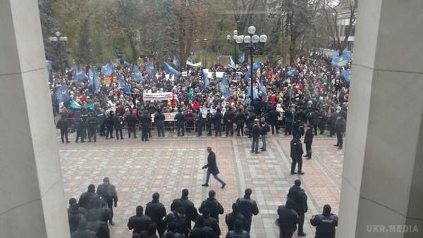 Мітинг під радою: центр Києва знову стоїть у заторах. На частині проїжджої частини вулиці Грушевського мітингують за політичну реформу.