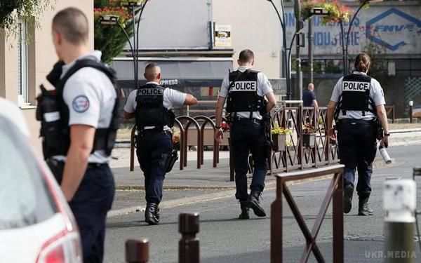 У Парижі п'яний росіянин кидався на людей з бензопилою. Поліція знешкодила зловмисника, який був лише в трусах.