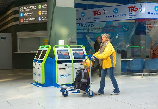 Аеропорт «Київ» встановив кіоски самостійної реєстрації на рейси. Міжнародний аеропорт «Київ» встановив в залі вильоту міжнародного терміналу кіоски самостійної реєстрації на рейси. Для реєстрації потрібен тільки паспорт.