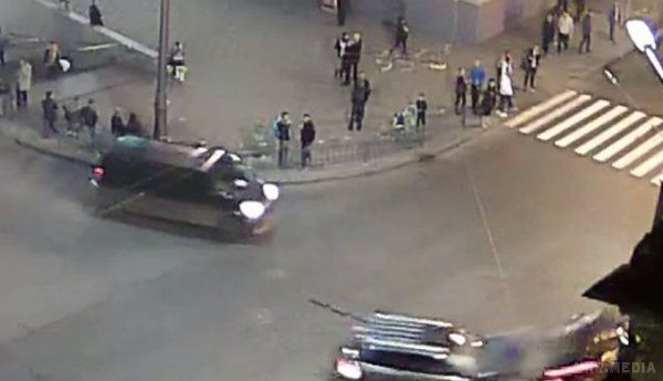 З'явилося відео в момент зіткнення у смертельному ДТП в Харкові. Водій Volkswagen зупинився на світлофорі, а після почав рух разом з потоком.