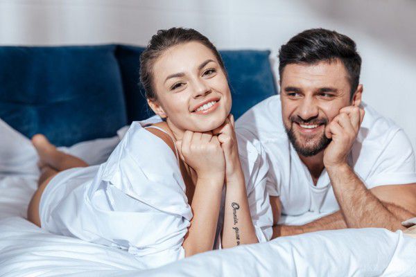 5 переваг сексу у сімейних відносинах. Багато людей вважають, що секс в парі з роками приїдається. Читайте про головні плюси близькості в тривалих відносинах.