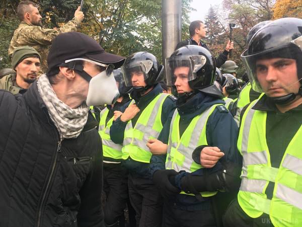 Під Радою ситуація загострюється, активісти одягнули білі маски і складають палиці біля наметів. Обстановка в урядовому кварталі продовжує загострюватися. Активісти і радикали збираються у групи і надягають білі маски.