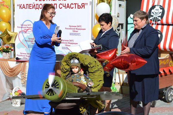 У Криму презентували дитячий танк. В окупованому Росією Криму пройшов ганебний «парад колясок»