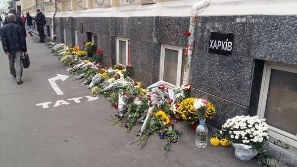 Люди несуть квіти до місця трагедії в Харкові. Сотні харків'ян несуть квіти до місця смертельного ДТП.