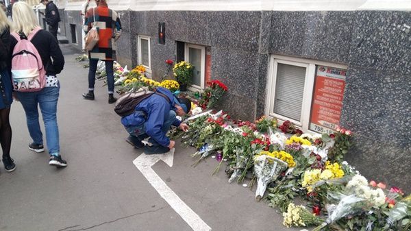 Люди несуть квіти до місця трагедії в Харкові. Сотні харків'ян несуть квіти до місця смертельного ДТП.