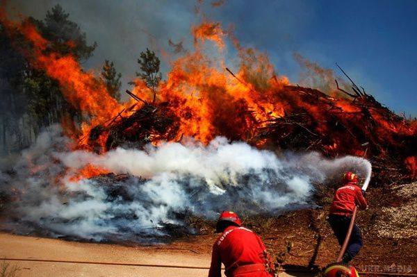 У Португалії очевидці зняли на відео вогненний смерч (відео). Вогняний смерч утворюється в момент, коли безліч вогнищ пожеж об'єднуються в один.