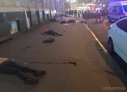 Останні секунди життя загиблих у ДТП на Сумській м. Харків (відео). На відео показаний момент, як Lexus врізається в натовп людей на тротуарі біля пішохідного переходу.