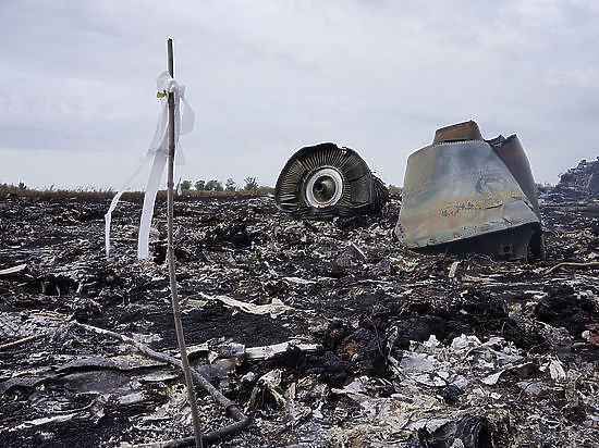 Жодних сумнівів, що до збиття "Боїнга" над Донбасом причетна Росія, – Bellingcat. Експертно-журналістська група Bellingcat вважає нове фото "Бука", опубліковане Об'єднаної слідчою групою (JIT) у четвер, 19 жовтня, доказом того, що Boeing, що виконував рейс MH17, збив російський зенітний ракетний комплекс.