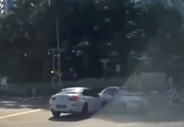 Автомобіль-привид спровокував аварію (відео). З'явився нізвідки і тут же отримав в бік!