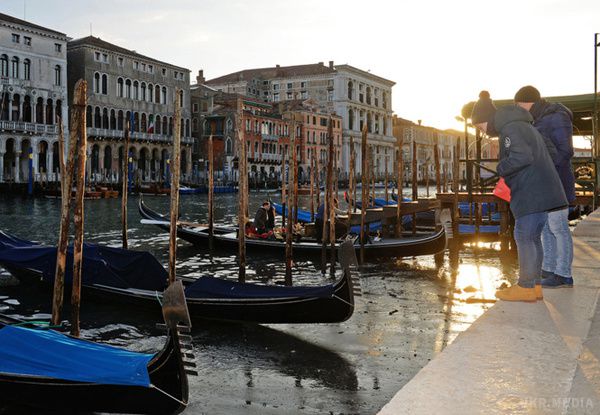 Помилуйся з жахом, як виглядають вулиці Венеції без води. Безпритульні водорості на вулицях і викинуті на берег засохлі водолази... Венеція тепер спостерігає і не такі видовища!