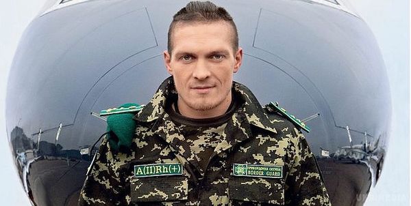 Український чемпіон Олександр Усик відвідав бійців АТО на передовій (відео). Усик провів майстер-клас для військовослужбовців в Мар'їнці.