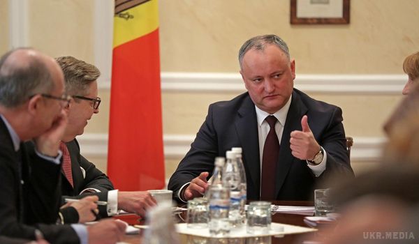 Молдова: Чи можливий імпічмент президента Додона?. Патова ситуація: президент тимчасово залишить свою посаду, а спікер/прем'єр – сяде в президентське крісло.