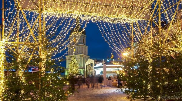 Киян потішили новиною про новорічні святкування. Згідно розпорядження КМДА, підписаного Віталієм Кличком, новорічно-різдвяні свята триватимуть в столиці з 19 грудня 2017 року до 14 січня 2018 року. 