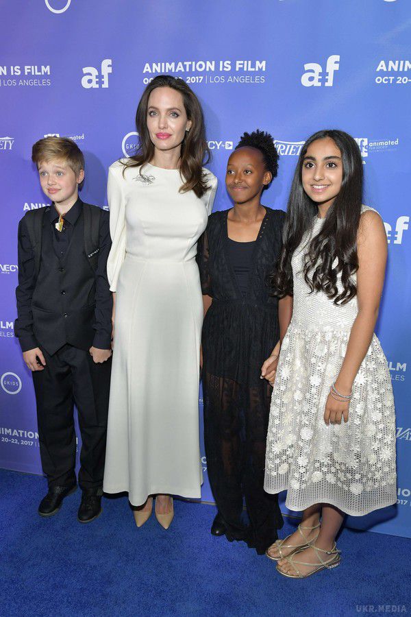Анджеліна Джолі в білій сукні з'явилася на прем'єрі мультфільму з дочками (фото). Джолі виступила продюсером нової картини.