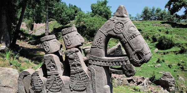 Археологи виявили в Гімалаях величезне кам'яне військо (фото). В горах Бенкет-Панджал вчені знайшли близько двохсот кам'яних скульптур вершників, плит з зображеннями людей і тварин.