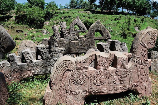 Археологи виявили в Гімалаях величезне кам'яне військо (фото). В горах Бенкет-Панджал вчені знайшли близько двохсот кам'яних скульптур вершників, плит з зображеннями людей і тварин.