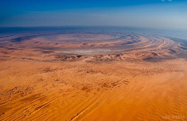 Око Сахари: геологи продовжують битися над розгадкою самого загадкового об'єкта Землі (фото). Вважається, що Око Сахари утворилося в період між пізнім Протерозоем (2,5 мільярда років) і Ордовиком (480 мільйонів років).