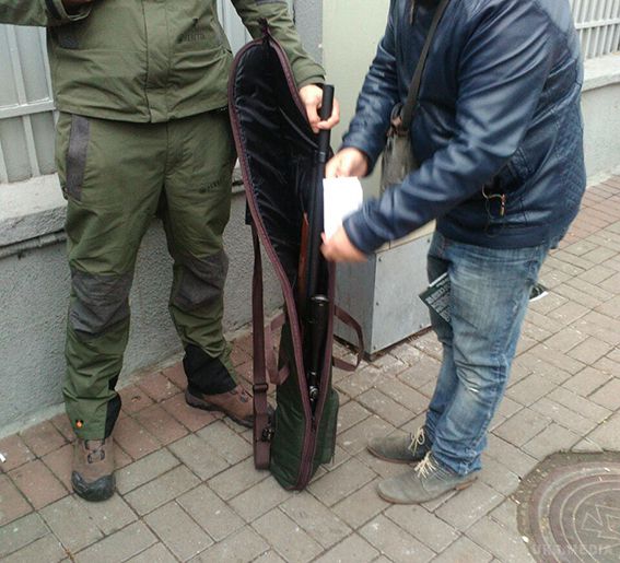 Чоловік зі зброєю збирався «підтримати» активістів під ВРУ (ФОТО). Столичні правоохоронці затримали озброєного молодого чоловіка. 