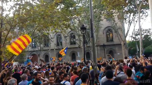 Що буде далі? У Барселоні тисячі людей вийшли на мітинг на підтримку незалежності Каталонії. Про це повідомляє іспанське видання El Pais.