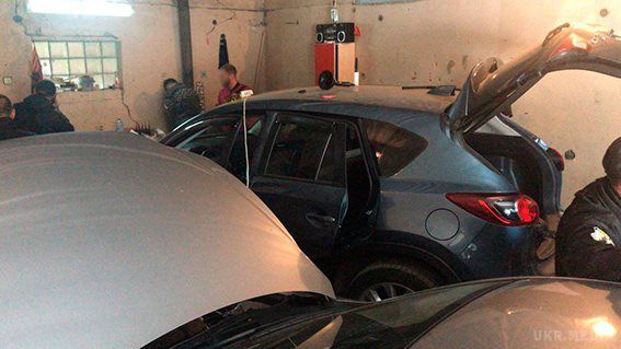 Поліція в Одесі затримала злочинну групу, яка займалася викраденням авто по всій Україні. Правоохоронці затримали трьох фігурантів банди в одному з гаражів. 