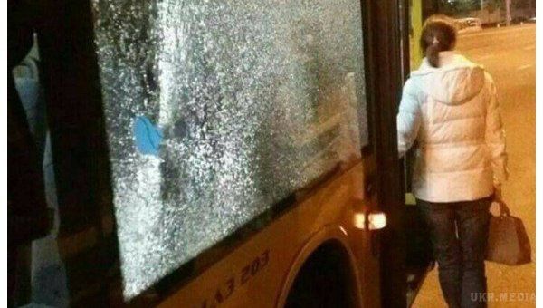 Двоє чоловіків напали на тролейбус в Києві. Як стало відомо, коли тролейбус рухався по Набережно–Рибальській, двоє невідомих чоловіків кинули камінь і розбили в ньому вікно. Постраждала дівчина, яка сиділа поруч.