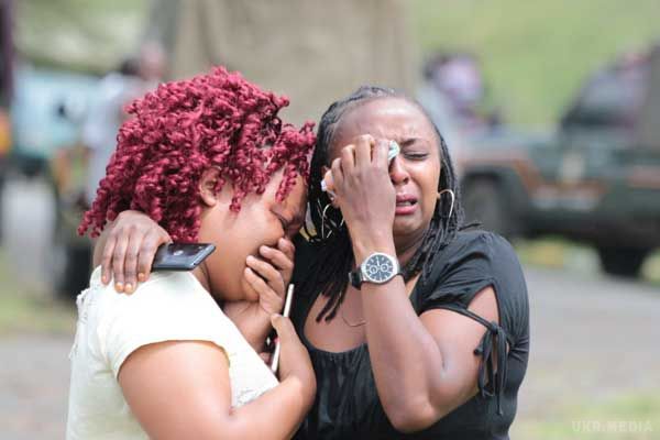 У Кенії вертоліт з журналістами впав в озеро. На борту вертольота перебувало п'ять осіб.