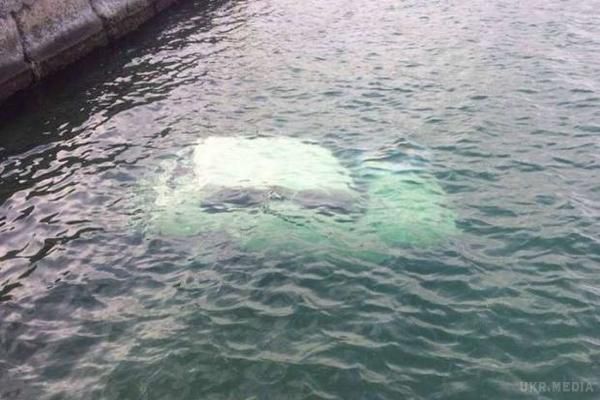 На дні моря в Одесі знайшли авто з мертвою дівчиною в салоні. Правоохоронці стверджують, що видимих ознак насильницької смерті дівчини немає.