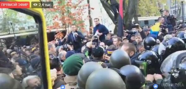 Проти мітингувальників під ВР застосували сльозогінний газ. Біля Верховної Ради у Києві сталася сутичка між мітингувальниками, які беруть участь у акції за участю Міхеіла Саакашвілі та поліцією, 