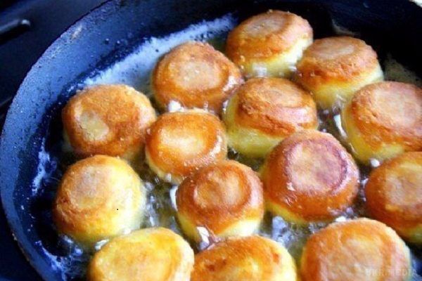 Пікантні сирні кульки з часником. Нескладний рецепт смажених сирних кульок з часником.