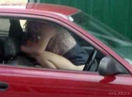 Смішні фото про те, що люди роблять в автомобілях. Подивись уважніше — чи то не ти на тому кадрі, в обнімку з оголеною садовою лопатою і ведмедем?