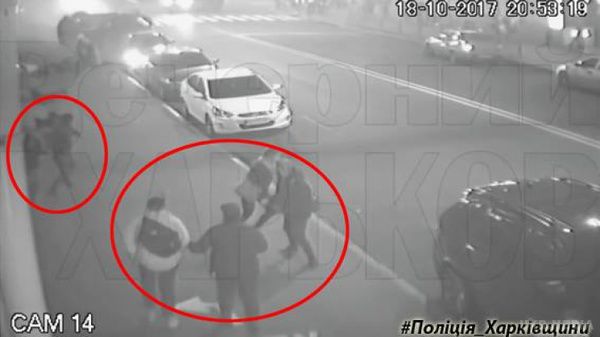 У Харкові розшукують важливих свідків аварії на Сумській. Харківська поліція просить свідків, зафіксованих на камери, звернутися до правоохоронних органів.