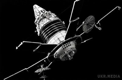 Радянський супутник Блискавка згорів в атмосфері Землі. Усього на рік сходять з орбіти близько 50 супутників.