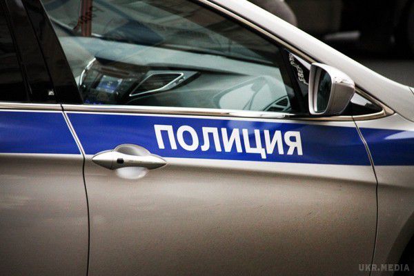 У Москві чоловік затриманий за танець на даху поліцейського автомобіля. Пригода сталася без видимих причин.
