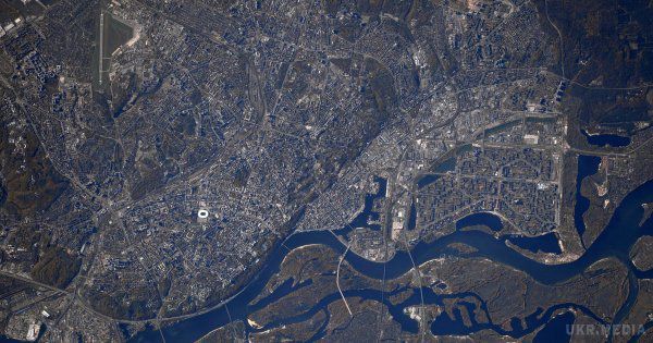 Як виглядає Київ з космосу: фото від астронавта NASA. Американський астронавт Ренді Бреснік зробив фото Києва з Міжнародної космічної станції.