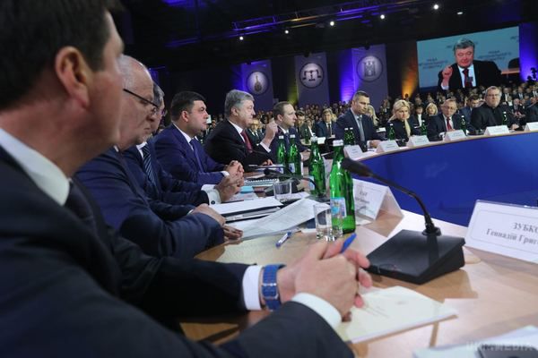 Президент України  виключив дострокові вибори в Україні. Порошенко виступив на засіданні Ради регіонального розвитку.