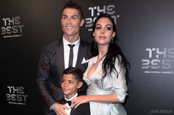 Кріштіану Роналду на церемонії FIFA з вагітною коханою і сином (фото). Зовсім скоро 32-річний Кріштіану Роналду (Cristiano Ronaldo) стане батьком в четвертий раз. 