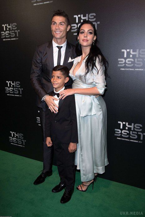 Кріштіану Роналду на церемонії FIFA з вагітною коханою і сином (фото). Зовсім скоро 32-річний Кріштіану Роналду (Cristiano Ronaldo) стане батьком в четвертий раз. 