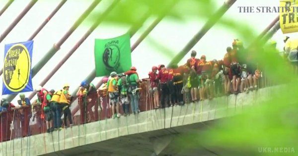 245 осіб водночас стрибнули з мосту. Неймовірне видовище.