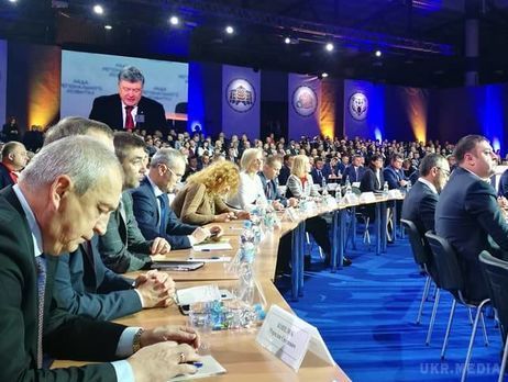 Період затягування поясів завершується - Порошенко. Президент України Петро Порошенко заявив, що економіка країни відновлюється після війни.